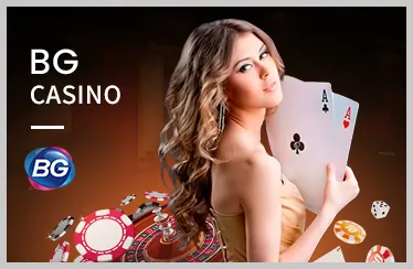Người chơi đang phân tích bảng kết quả Baccarat và chip cược